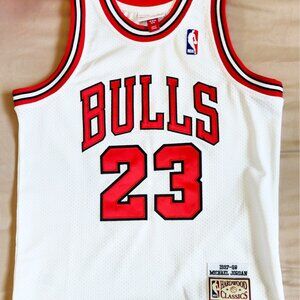 Authentic Hardwood Classic 97-98 Chicago Bulls stitched tackle twill jersey